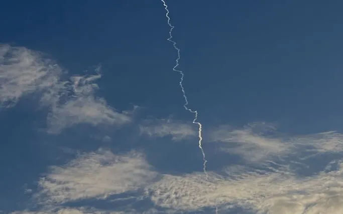 Hệ thống phòng không Israel phóng tên lửa đánh chặn khi Iran bắn tên lửa về phía lãnh thổ nước này, ngày 1/3/2026 (Ảnh: AP)