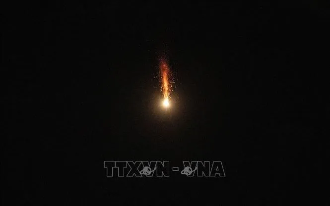 Hệ thống phòng không Israel đánh chặn tên lửa của Iran trên bầu trời Tel Aviv ngày 28/2/2026 (Ảnh: THX/TTXVN)