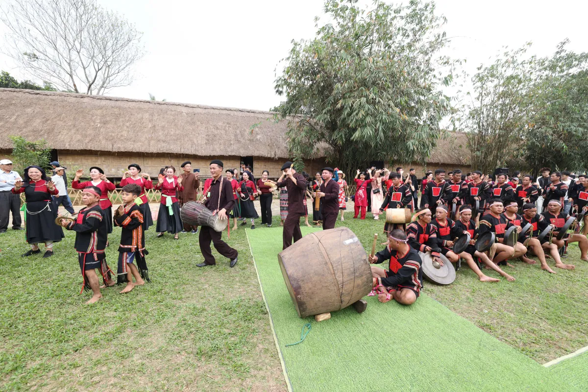 Rộn r&atilde; Lễ hội cầu m&ugrave;a của đồng b&agrave;o T&acirc;y Nguy&ecirc;n giữa l&ograve;ng H&agrave; Nội - Ảnh 2.