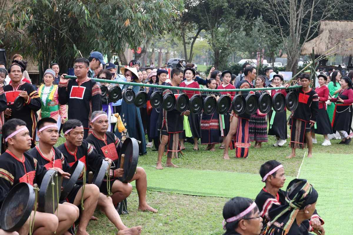 Rộn r&atilde; Lễ hội cầu m&ugrave;a của đồng b&agrave;o T&acirc;y Nguy&ecirc;n giữa l&ograve;ng H&agrave; Nội - Ảnh 1.