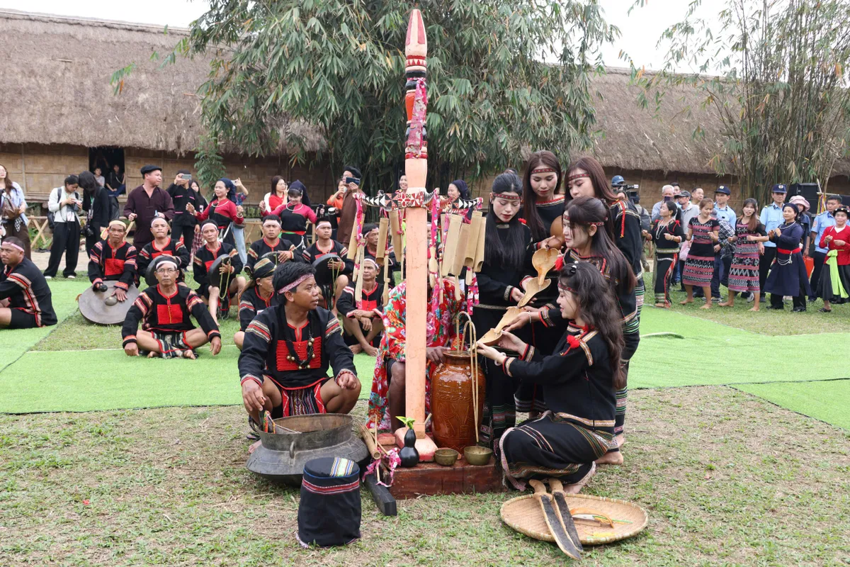 Rộn r&atilde; Lễ hội cầu m&ugrave;a của đồng b&agrave;o T&acirc;y Nguy&ecirc;n giữa l&ograve;ng H&agrave; Nội - Ảnh 6.