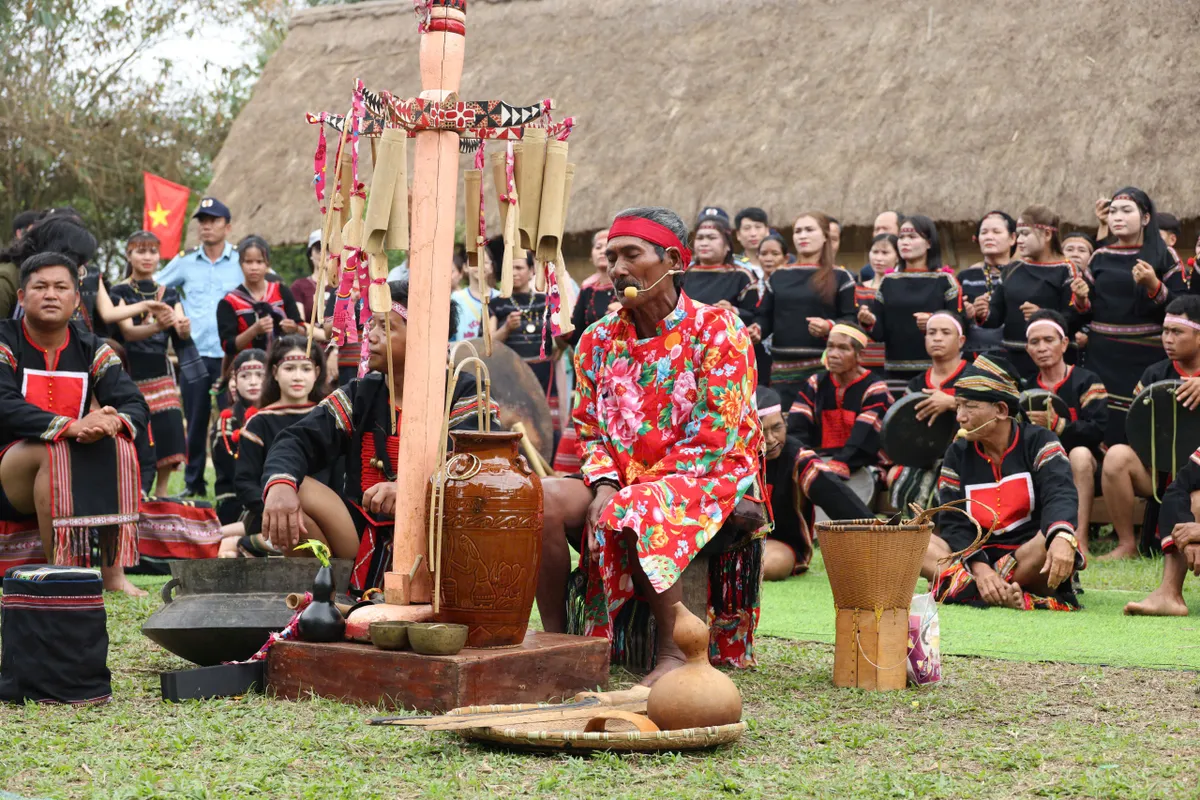 Rộn r&atilde; Lễ hội cầu m&ugrave;a của đồng b&agrave;o T&acirc;y Nguy&ecirc;n giữa l&ograve;ng H&agrave; Nội - Ảnh 4.