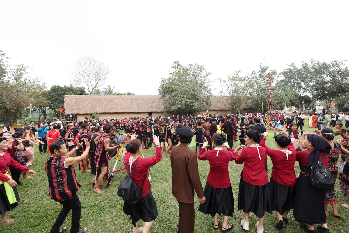 Rộn r&atilde; Lễ hội cầu m&ugrave;a của đồng b&agrave;o T&acirc;y Nguy&ecirc;n giữa l&ograve;ng H&agrave; Nội - Ảnh 8.