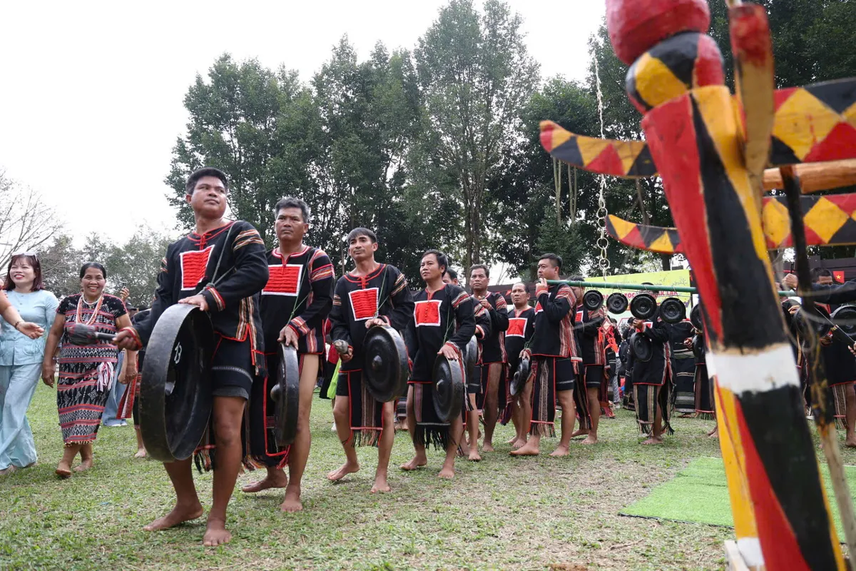 Rộn r&atilde; Lễ hội cầu m&ugrave;a của đồng b&agrave;o T&acirc;y Nguy&ecirc;n giữa l&ograve;ng H&agrave; Nội - Ảnh 5.