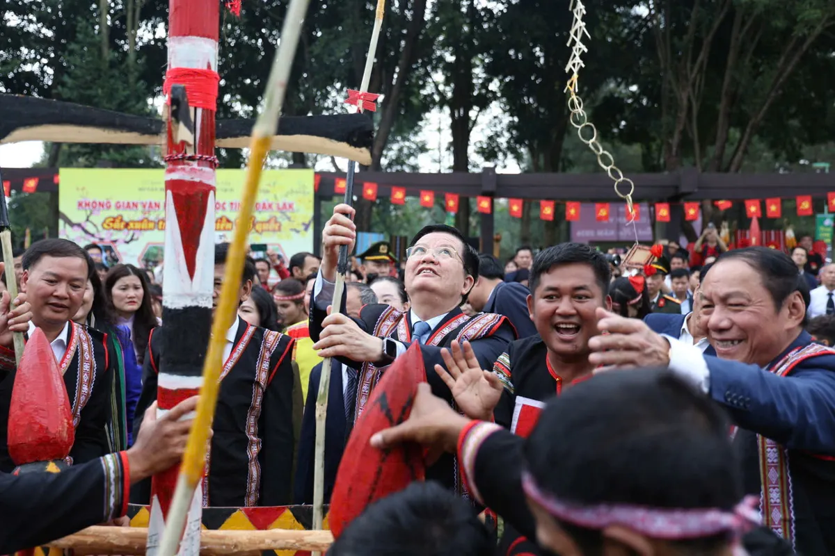 Rộn r&atilde; Lễ hội cầu m&ugrave;a của đồng b&agrave;o T&acirc;y Nguy&ecirc;n giữa l&ograve;ng H&agrave; Nội - Ảnh 7.