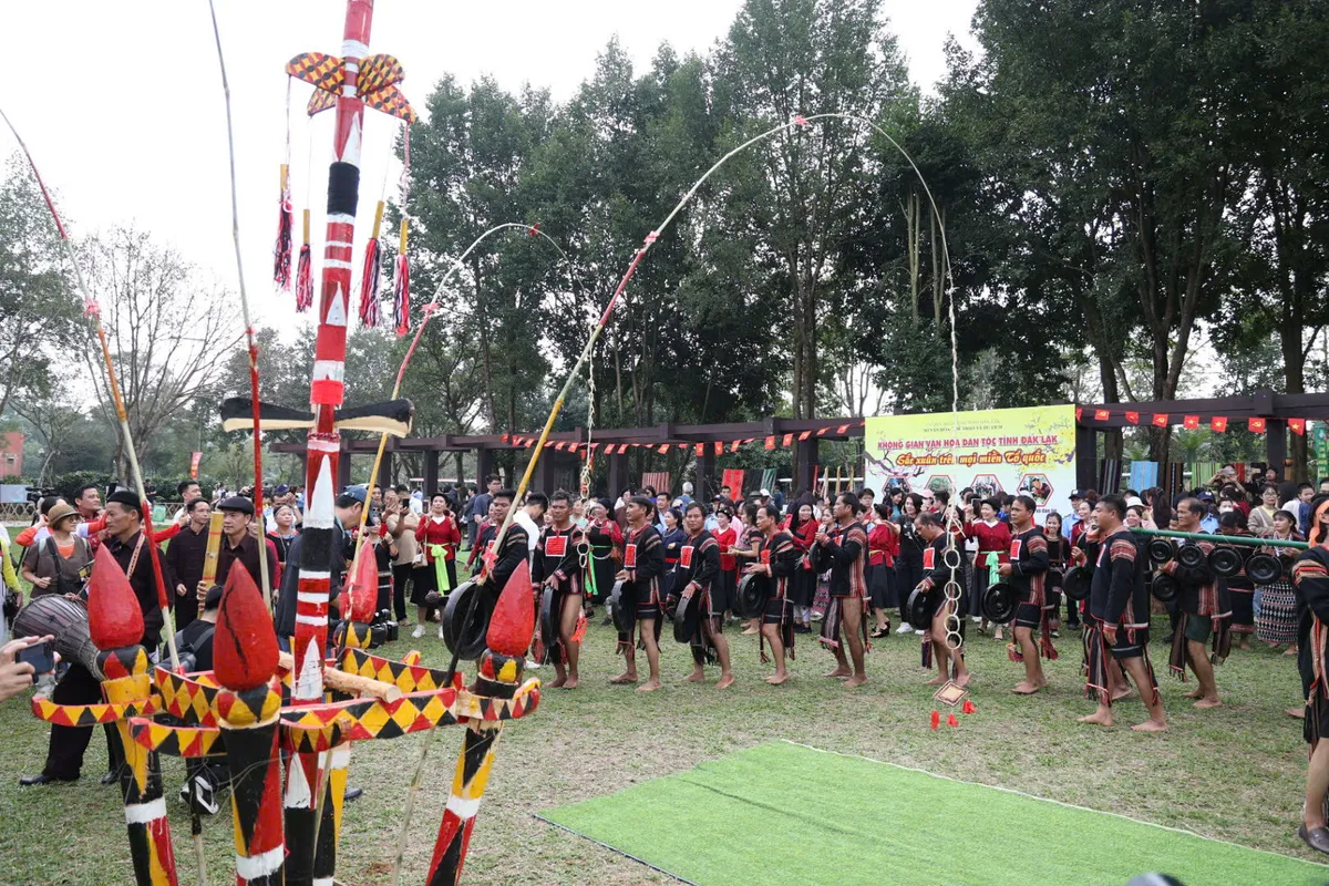 Rộn r&atilde; Lễ hội cầu m&ugrave;a của đồng b&agrave;o T&acirc;y Nguy&ecirc;n giữa l&ograve;ng H&agrave; Nội - Ảnh 3.