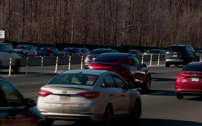 Cảnh sát điều tiết giao thông trên đường cao tốc liên bang 495  ở hạt Fairfax, bang Virginia trong lúc điều tra vụ đâm dao (Ảnh: WJLA)