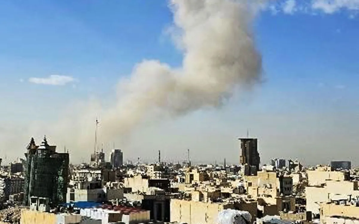 Khói bốc lên sau vụ nổ ở Tehran, Iran, ngày 28/2/2026 (Ảnh: Kyodo/TTXVN)