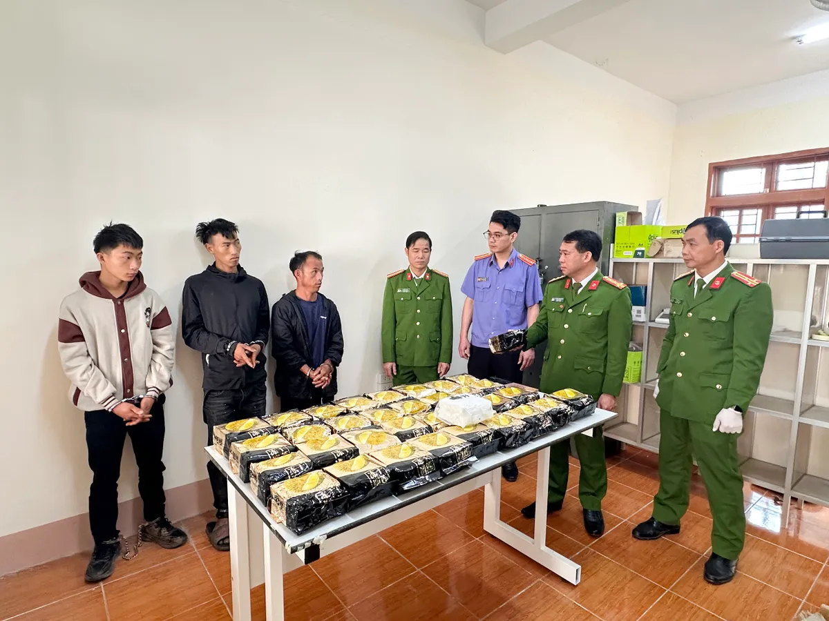 Phá đường dây ma túy lớn, thu 34kg ma túy tổng hợp, 2 bánh heroin và nhiều vũ khí- Ảnh 1. Phá đường dây ma túy lớn, thu 34kg ma túy tổng hợp, 2 bánh heroin và nhiều vũ khí- Ảnh 1.