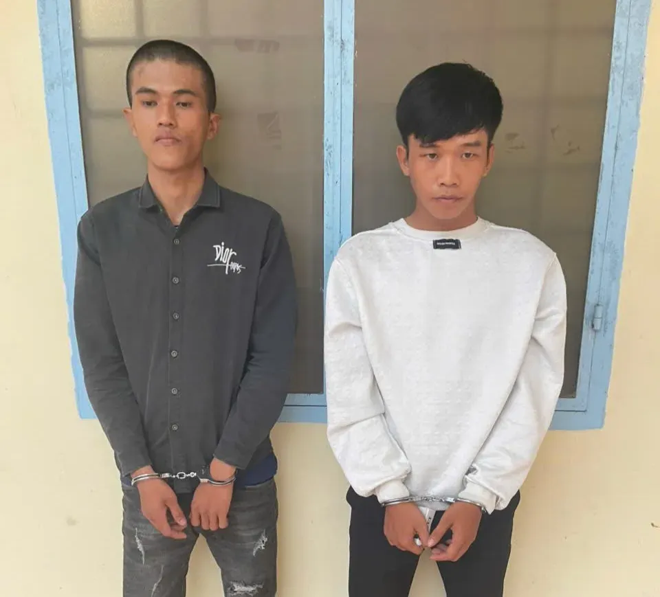 Bắt giữ hai đối tượng cướp giật dây chuyền vàng và một trường hợp tàng trữ ma túy tại An Giang- Ảnh 1. Bắt giữ hai đối tượng cướp giật dây chuyền vàng và một trường hợp tàng trữ ma túy tại An Giang- Ảnh 1.