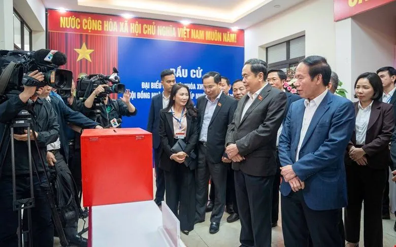 Chủ tịch Quốc hội Trần Thanh Mẫn và Đoàn công tác kiểm tra khu vực bỏ phiếu tại Hải Phòng 