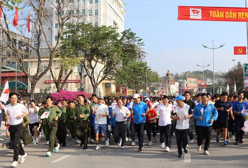 Điện Bi&ecirc;n: Hơn 2.200 người tham gia Ng&agrave;y chạy Olympic v&igrave; sức khỏe to&agrave;n d&acirc;n - Ảnh 3.