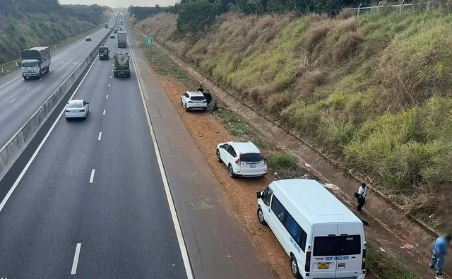 Buồn ngủ khi chạy cao tốc có được dừng làn khẩn cấp? Tài xế cần biết để tránh mất tiền, trừ điểm- Ảnh 1. Buồn ngủ khi chạy cao tốc có được dừng làn khẩn cấp? Tài xế cần biết để tránh mất tiền, trừ điểm- Ảnh 1.