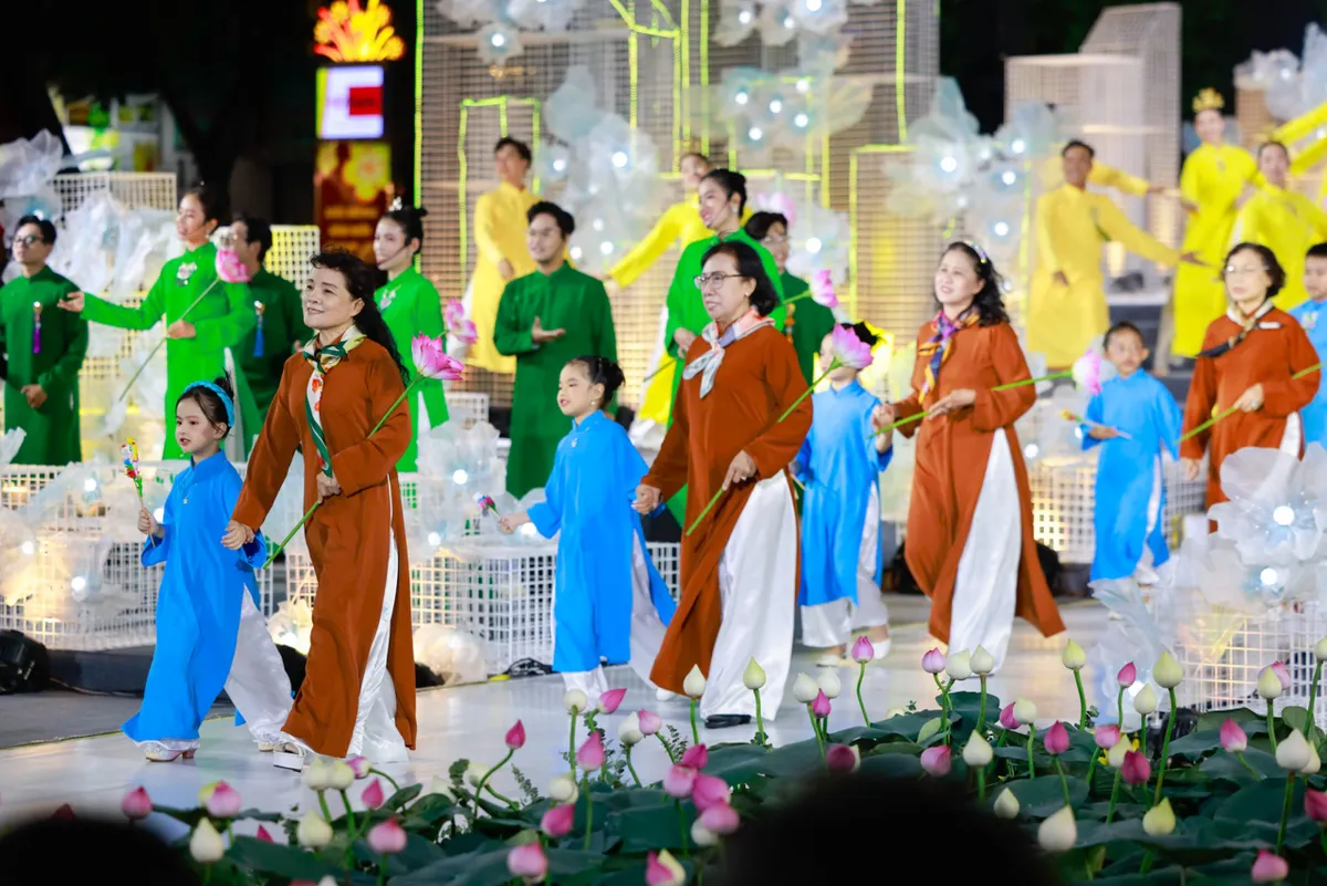 Rộn r&agrave;ng Tuần lễ &Aacute;o d&agrave;i tại TP Hồ Ch&iacute; Minh - Ảnh 1.