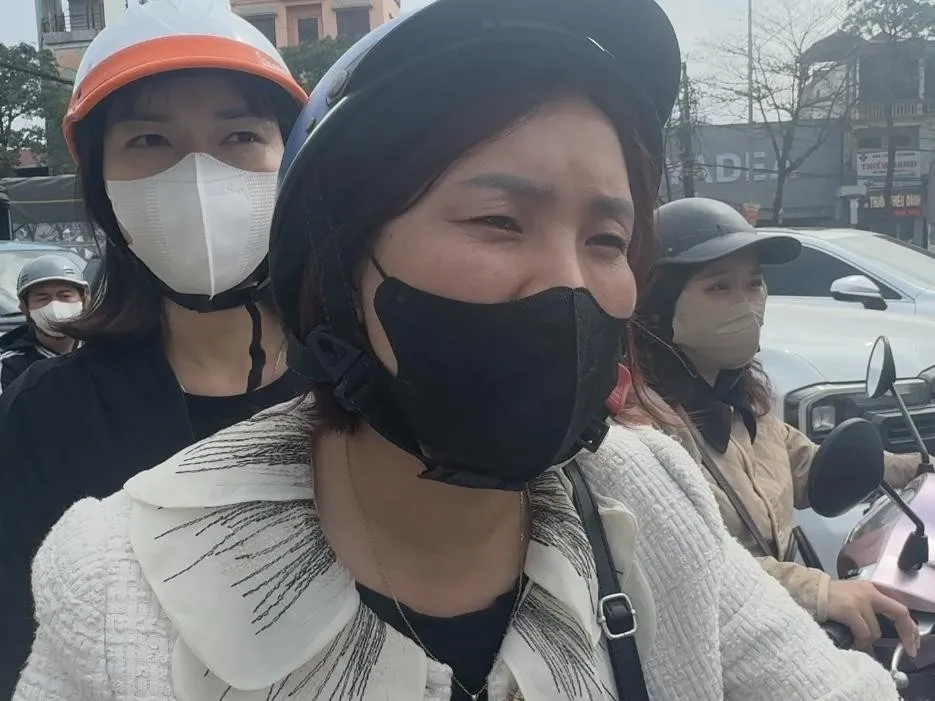 Hà Nội, Cố vượt rào chắn khi tàu gần đến, shipper mắc kẹt tại đường ngang - Ảnh 2.