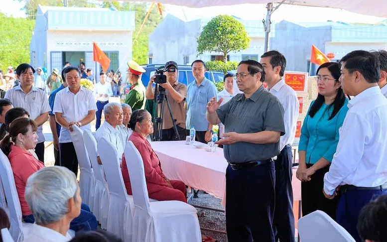 Thủ tướng Phạm Minh Chính đến thăm nhân dân Khu tái định cư Quảng Đức ở xã Tuy An Nam, phía Đông tỉnh Đắk Lắk - Ảnh: VGP/Nhật Bắc