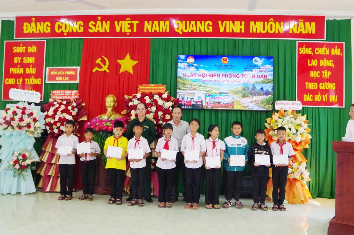 Chung tay giữ đường bi&ecirc;n, cột mốc từ phong tr&agrave;o to&agrave;n d&acirc;n- Ảnh 2.