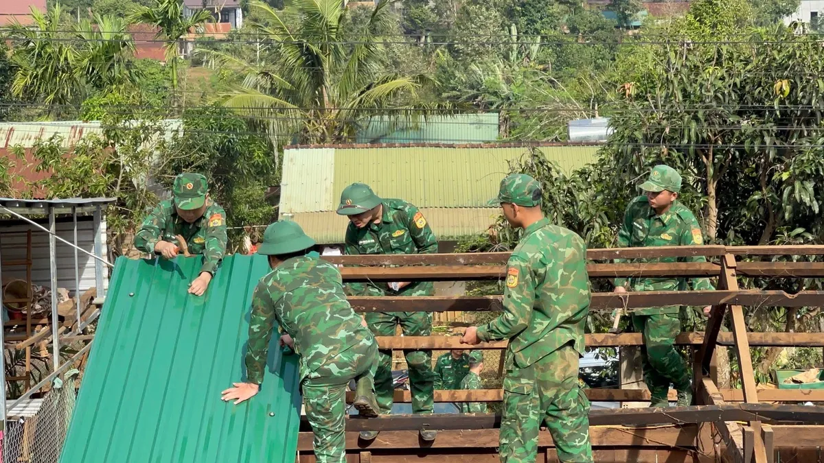 Chung tay giữ đường bi&ecirc;n, cột mốc từ phong tr&agrave;o to&agrave;n d&acirc;n- Ảnh 5.