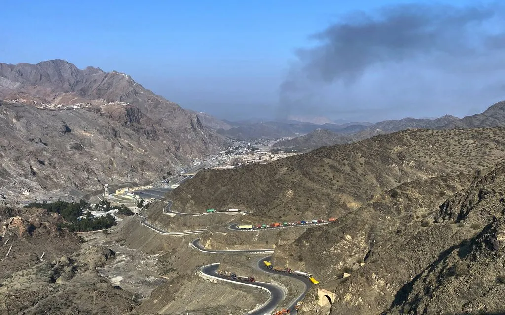 Khói bốc lên từ phía Afghanistan sau các cuộc đụng độ xuyên biên giới giữa lực lượng Pakistan và Afghanistan, gần cửa khẩu Torkham, Pakistan, ngày 28/2/2026 (Ảnh: AP)