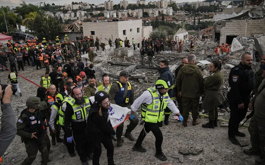 Thi thể một nạn nhân được đưa ra khỏi hiện trường nơi nhiều người thiệt mạng do vụ tấn công tên lửa của Iran ở Beit Shemesh, Israel, ngày 1/3/2026 (Ảnh: AP)