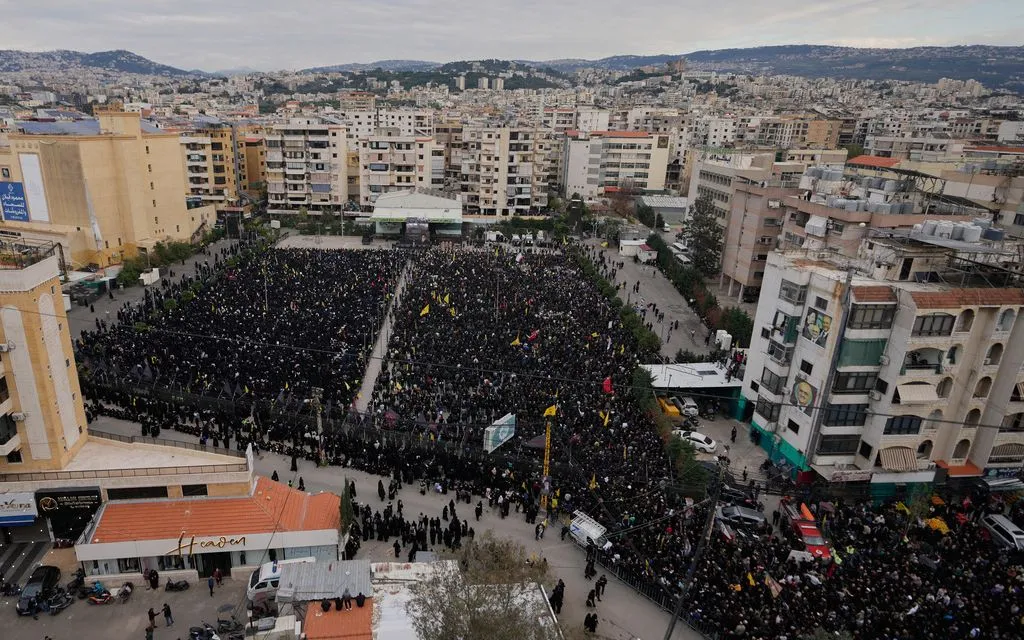 Người dân tập trung để tưởng niệm Lãnh tụ tối cao Iran Ayatollah Ali Khamenei tại vùng ngoại ô phía Nam Beirut, Lebanon, ngày 1/3/2026 (Ảnh: AP)