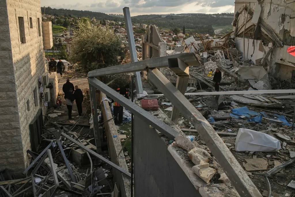 Iran tấn c&ocirc;ng t&ecirc;n lửa v&agrave;o thị trấn Beit Shemesh của Israel, &iacute;t nhất 8 người tử vong- Ảnh 1.