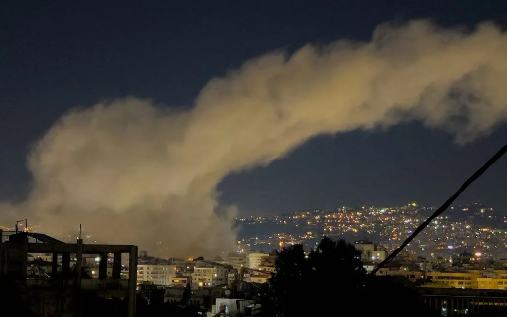 Khói bốc lên từ các cuộc không kích của Israel vào Dahiyeh, vùng ngoại ô phía Nam Beirut, Lebanon, sáng sớm 2/3/2026 (Ảnh: AP)