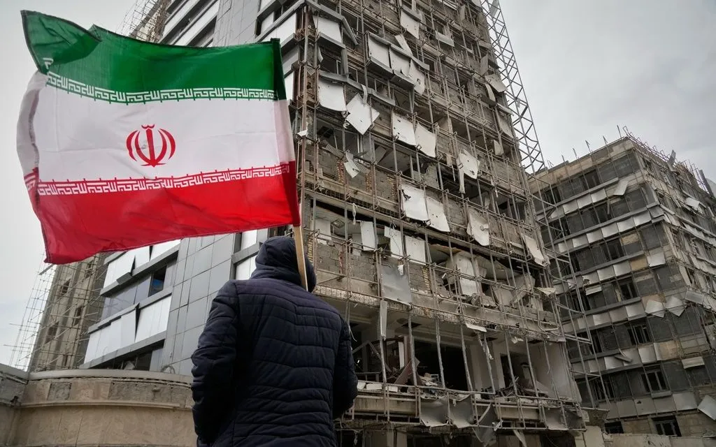 Bệnh viện Gandhi ở Tehran bị trúng bom trong cuộc tấn công của Mỹ và Israel vào Iran, ngày 2/3/2026 (Ảnh: AP)