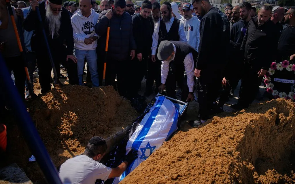 Chôn cất một người dân Israel thiệt mạng trong cuộc không kích từ Iran, ngày 2/3/2026 (Ảnh: AP)