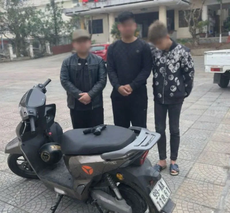 Triệu tập 3 thanh niên dùng súng đạn nhựa bắn người đi đường ở Bắc Ninh- Ảnh 1. Triệu tập 3 thanh niên dùng súng đạn nhựa bắn người đi đường ở Bắc Ninh- Ảnh 1.