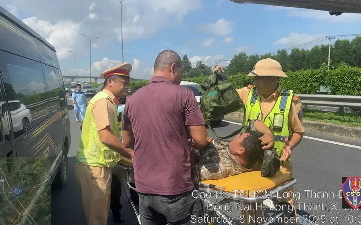 Giữa dòng đời hối hả, tình người tỏa sáng sau lớp sắc phục vàng- Ảnh 1. Giữa dòng đời hối hả, tình người tỏa sáng sau lớp sắc phục vàng- Ảnh 1.