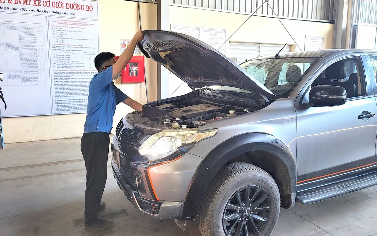 Ngày 2/3 là ngày đầu tiên các cơ sở đăng kiểm trên cả nước thực hiện kiểm định khí thải xe ô tô theo quy trình và phương pháp kiểm tra mới