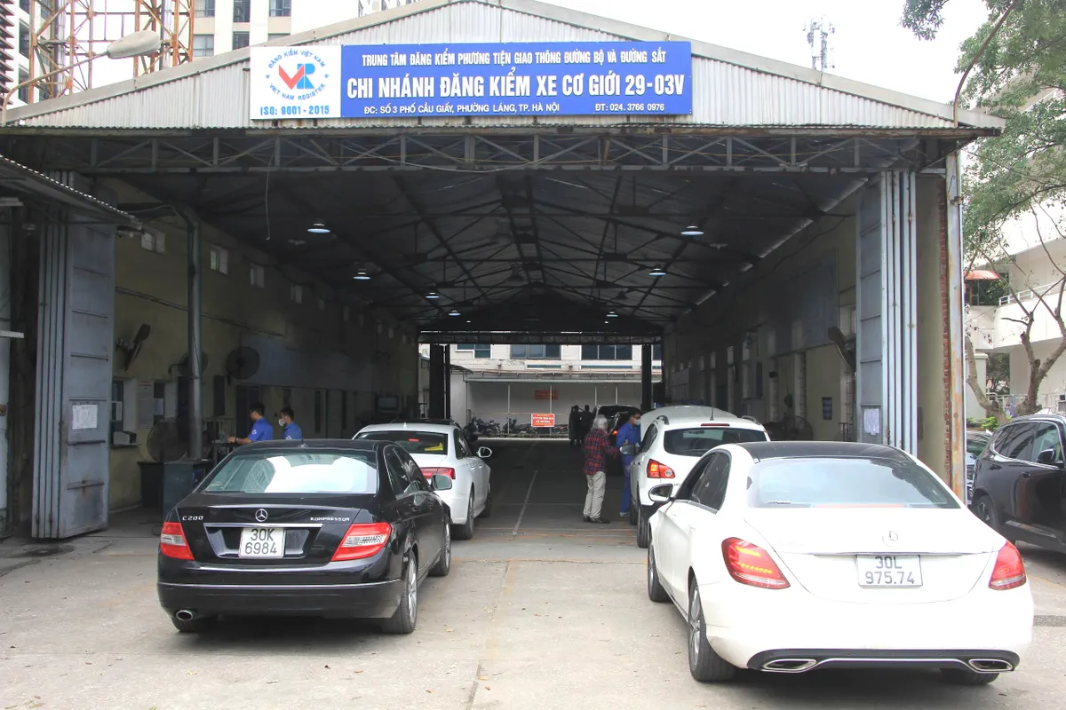 Ng&agrave;y đầu kiểm định kh&iacute; thải theo quy tr&igrave;nh mới: H&agrave; Nội hệ thống trơn tru, TP Hồ Ch&iacute; Minh hệ thống qu&aacute; tải - Ảnh 1.