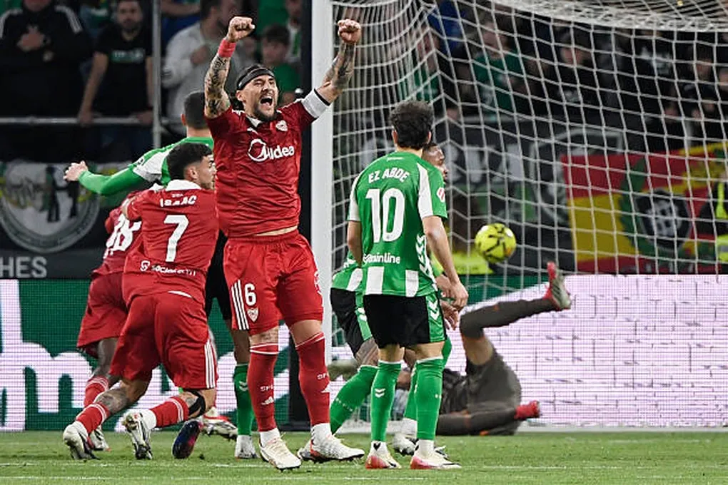 Antony đối đầu CĐV Real Betis sau trận derby h&ograve;a kịch t&iacute;nh Sevilla- Ảnh 1.