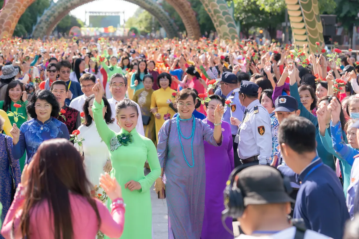 Rộn r&agrave;ng Tuần lễ &Aacute;o d&agrave;i tại TP Hồ Ch&iacute; Minh - Ảnh 2.