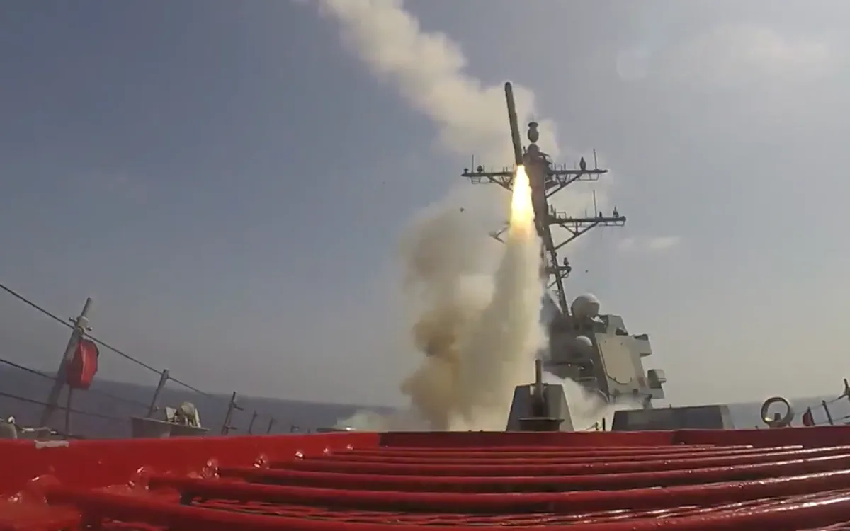 Tàu khu trục mang tên lửa dẫn đường lớp Arleigh Burke USS Frank E. Petersen Jr. (DDG 121) phóng tên lửa Standard trong một chiến dịch thuộc khu vực trách nhiệm của Bộ Tư lệnh Trung ương Hoa Kỳ, ngày 28/2/2026 (Ảnh: US Central Command)