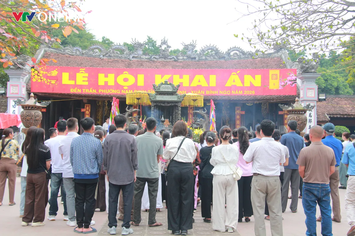 H&agrave;ng ngh&igrave;n người h&agrave;nh hương về Đền Trần trước giờ khai ấn - Ảnh 6.