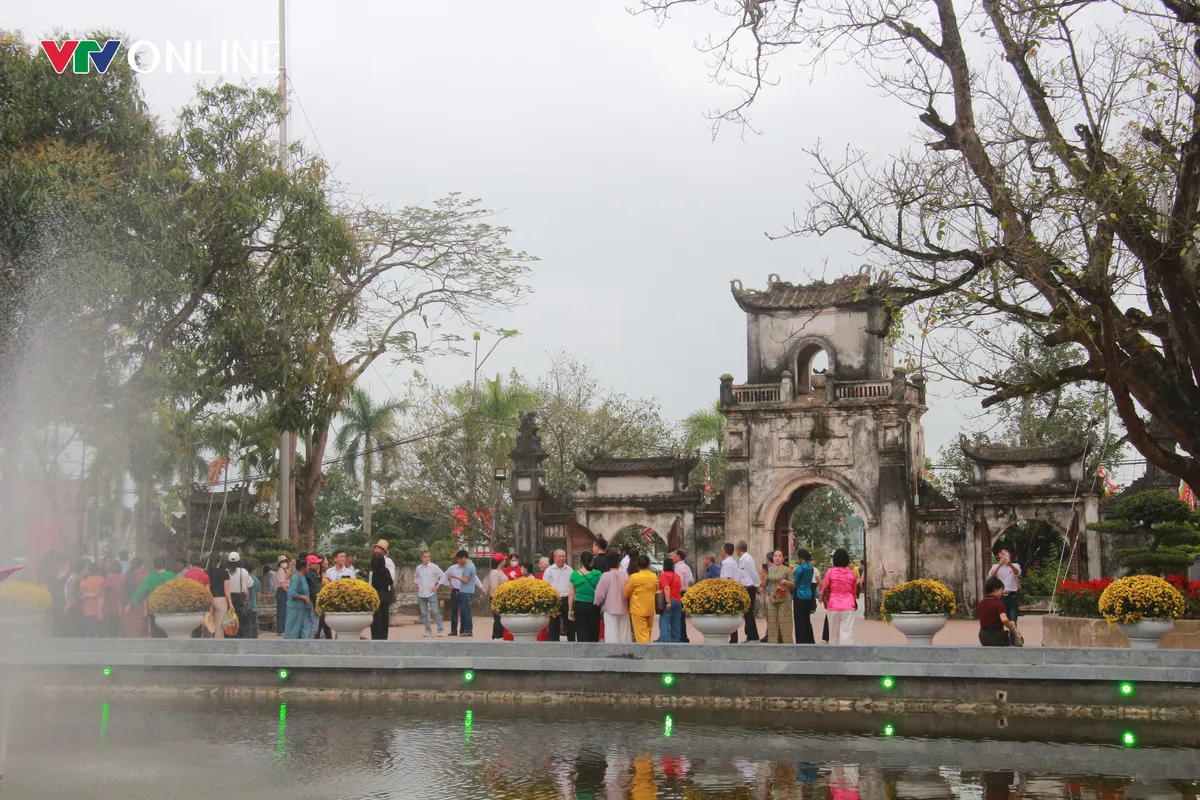 H&agrave;ng ngh&igrave;n người h&agrave;nh hương về Đền Trần trước giờ khai ấn - Ảnh 8.