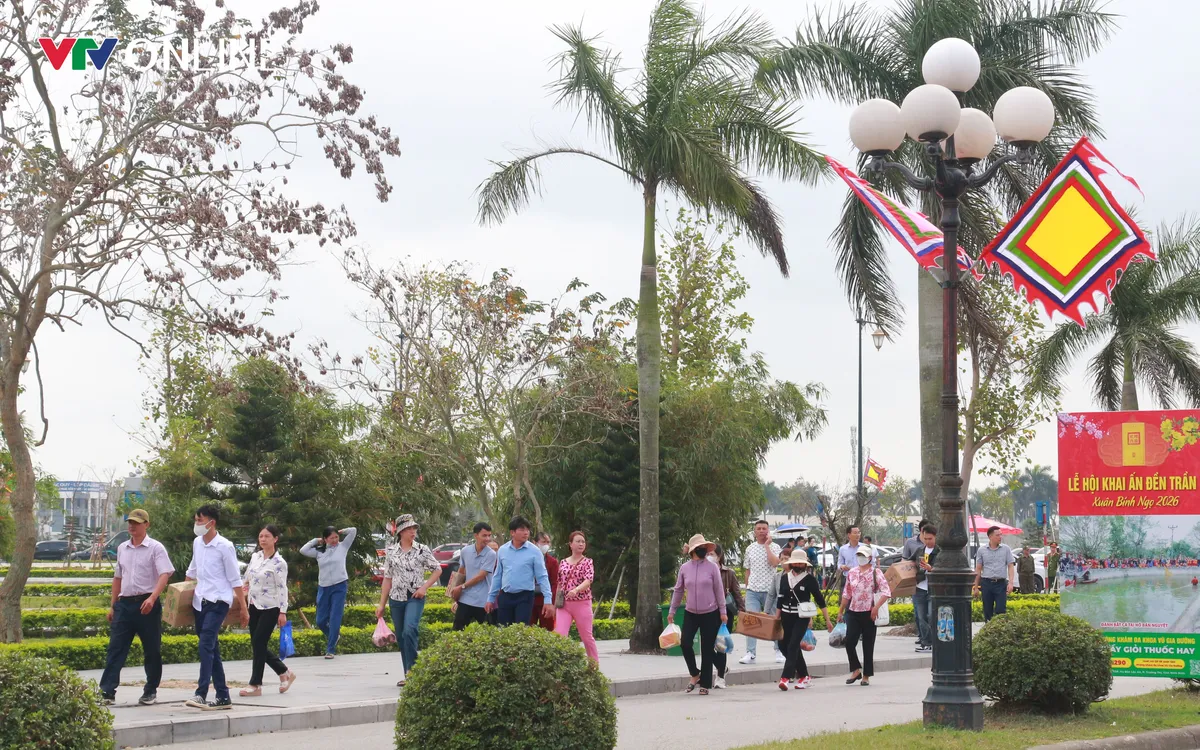 Theo ghi nhận của Phóng viên, từ chiều ngày 2/3/2026 (tức ngày 14 tháng Giêng), lượng khách thập phương đổ về Đền Trần liên tục tăng. 