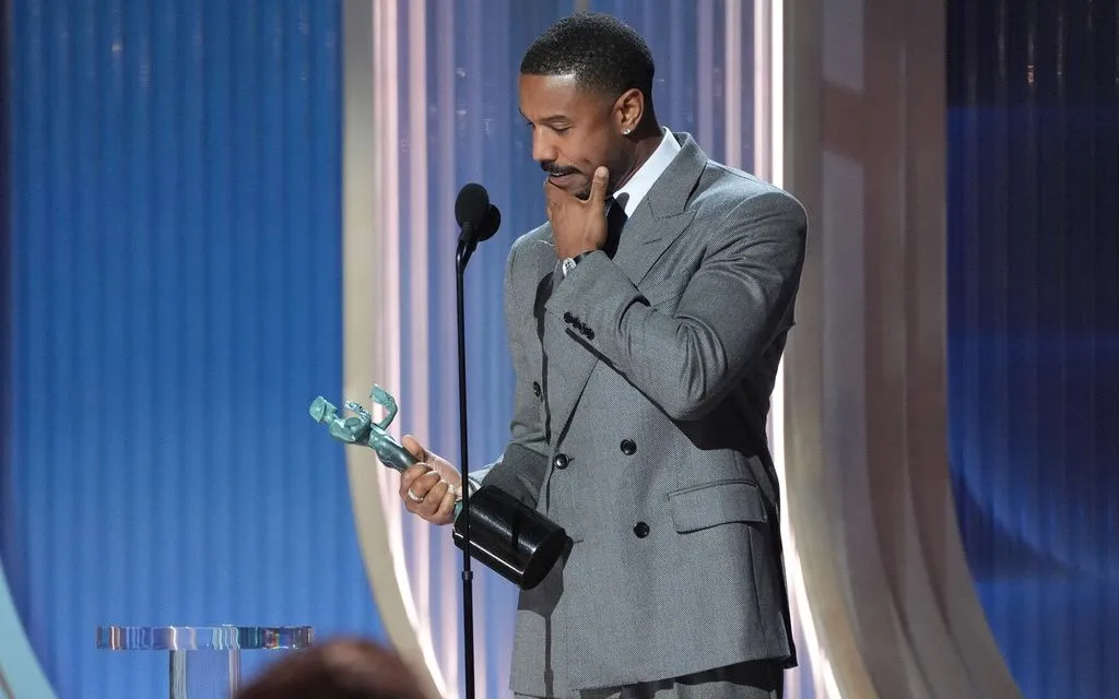 Michael B. Jordan nhận giải thưởng Nam diễn xuất xuất sắc nhất cho vai diễn trong phim "Sinners". (Ảnh: AP/Chris Pizzello)