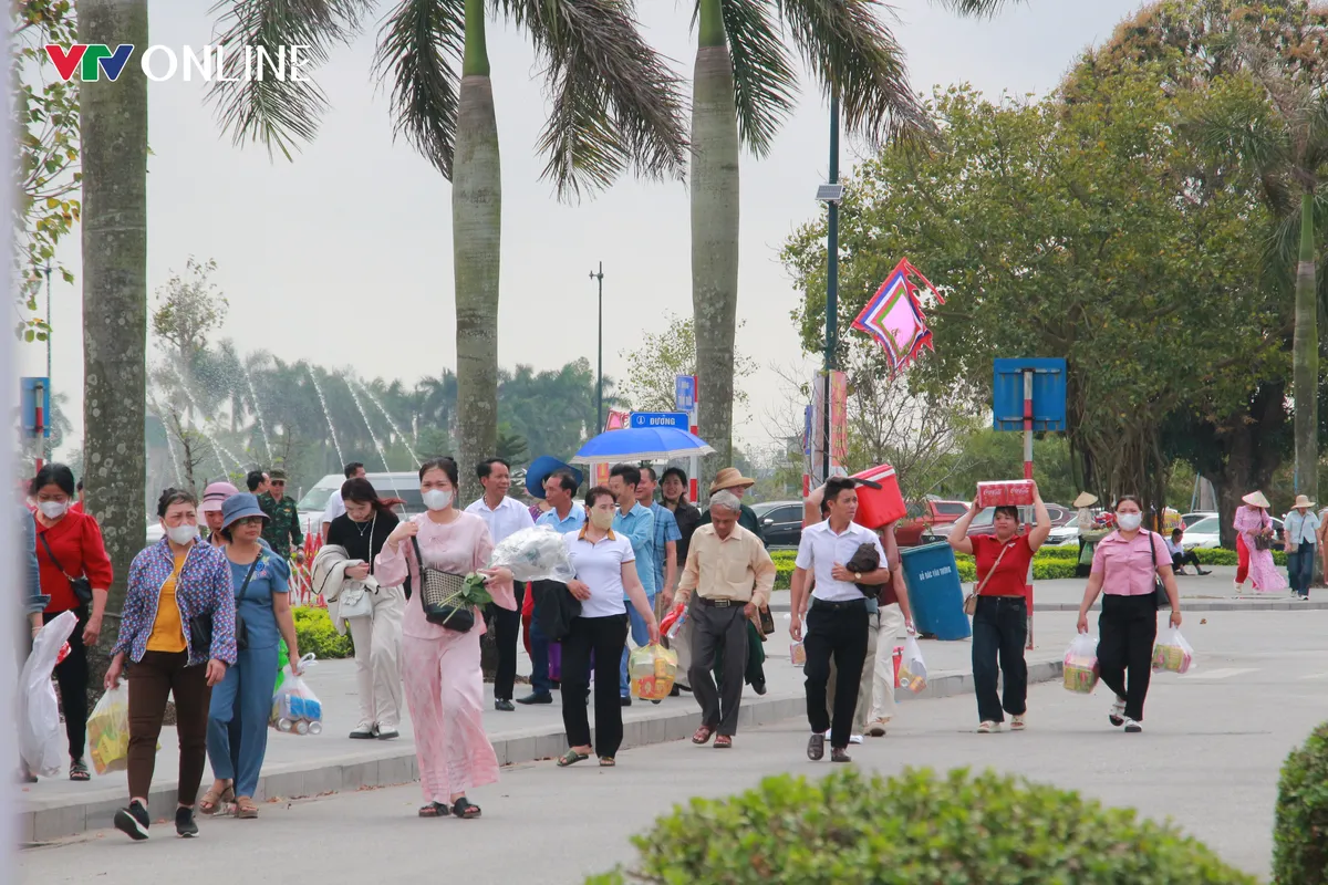 H&agrave;ng ngh&igrave;n người h&agrave;nh hương về Đền Trần trước giờ khai ấn - Ảnh 3.