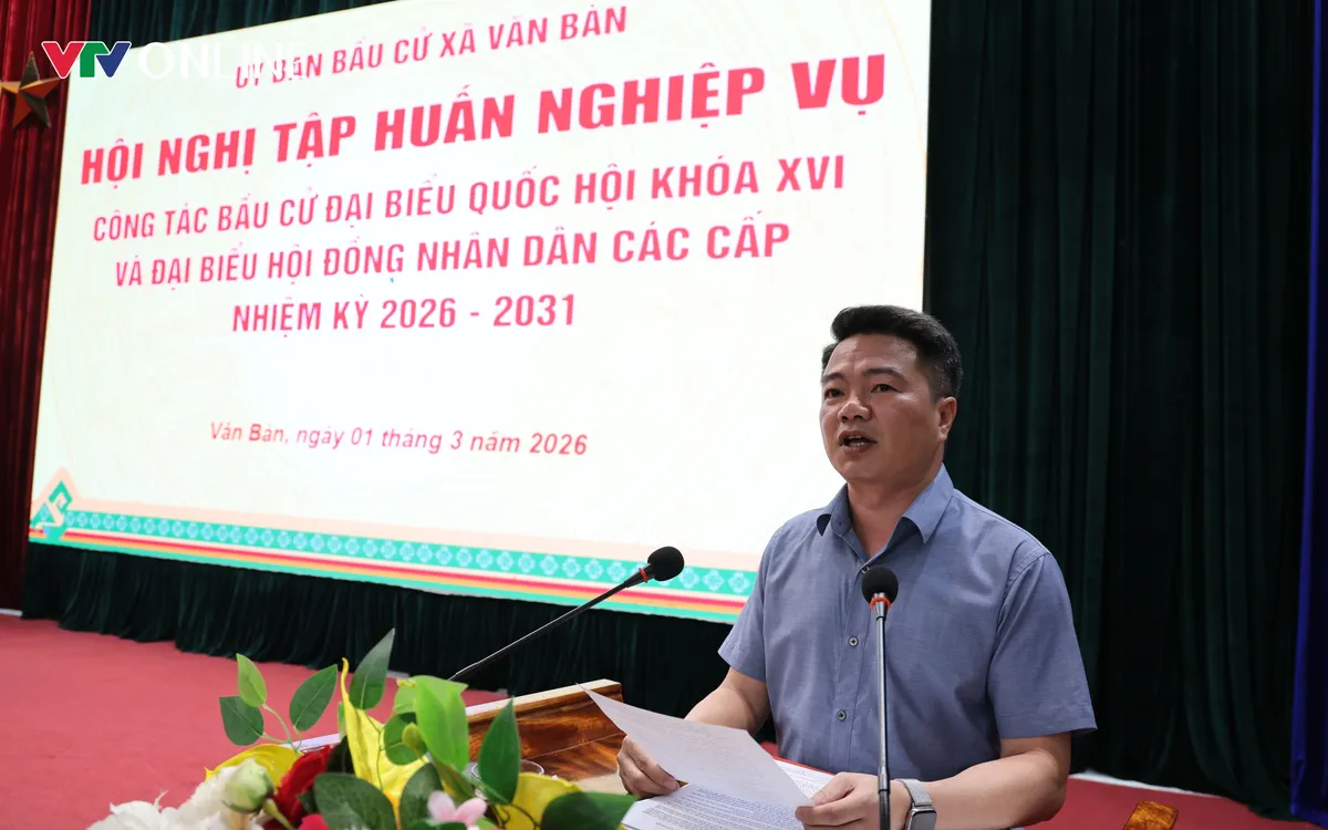 Đồng chí Vũ Xuân Thủy - Chủ tịch UBND xã Văn Bàn phát biểu tại hội nghị.