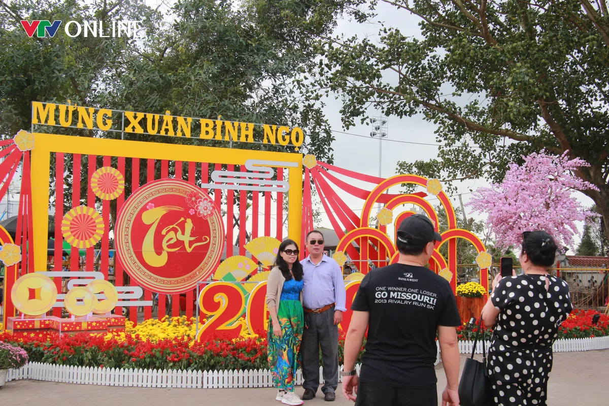 H&agrave;ng ngh&igrave;n người h&agrave;nh hương về Đền Trần trước giờ khai ấn - Ảnh 7.