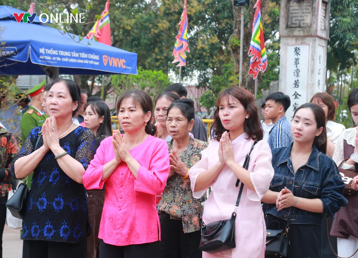 H&agrave;ng ngh&igrave;n người h&agrave;nh hương về Đền Trần trước giờ khai ấn - Ảnh 5.