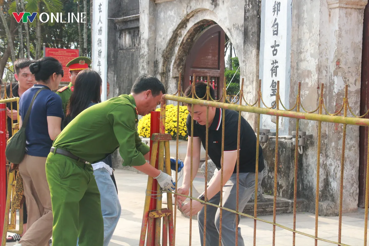 Dựng h&agrave;ng r&agrave;o sắt, thắt chặt an ninh trước giờ khai ấn Đền Trần - Ảnh 3.