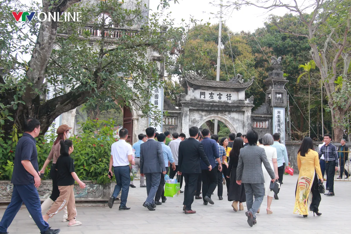 H&agrave;ng ngh&igrave;n người h&agrave;nh hương về Đền Trần trước giờ khai ấn - Ảnh 1.