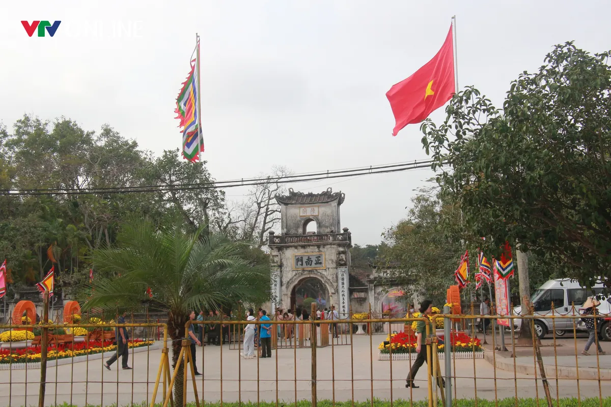 Dựng h&agrave;ng r&agrave;o sắt, thắt chặt an ninh trước giờ khai ấn Đền Trần - Ảnh 5.