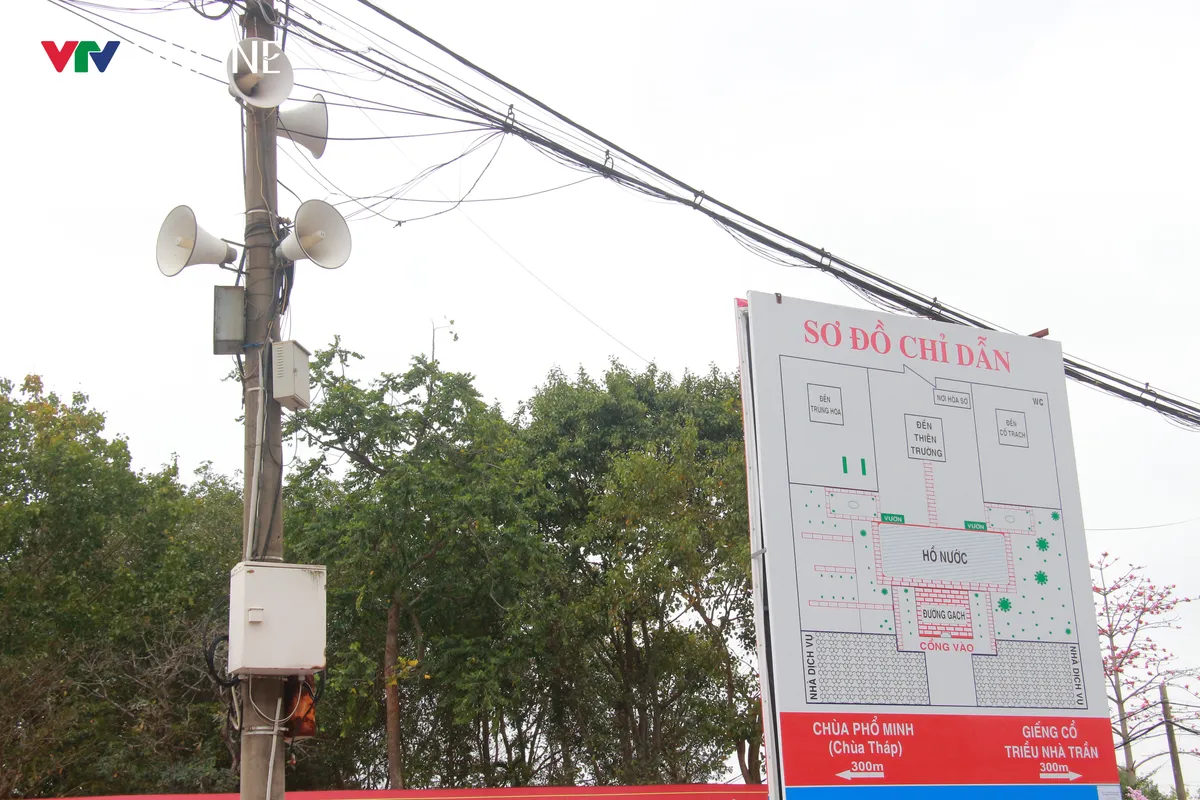 Dựng h&agrave;ng r&agrave;o sắt, thắt chặt an ninh trước giờ khai ấn Đền Trần - Ảnh 6.