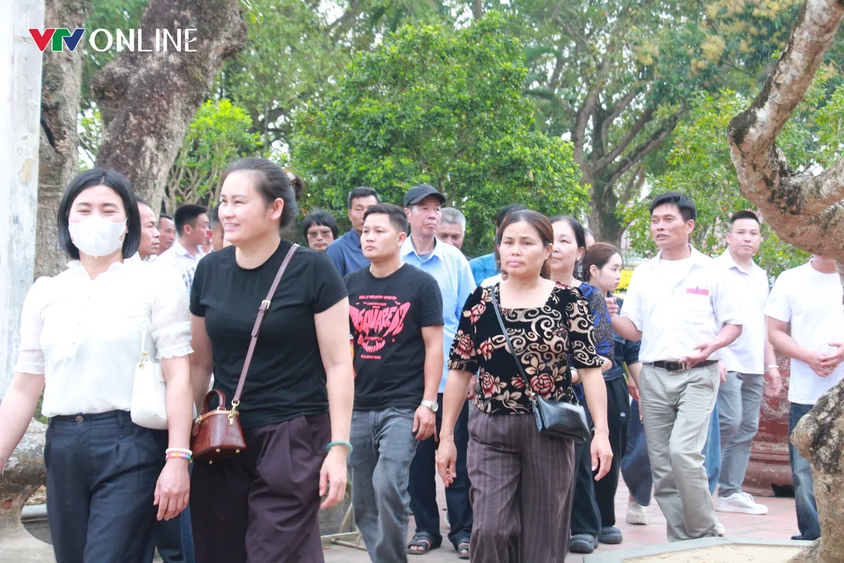 H&agrave;ng ngh&igrave;n người h&agrave;nh hương về Đền Trần trước giờ khai ấn - Ảnh 2.