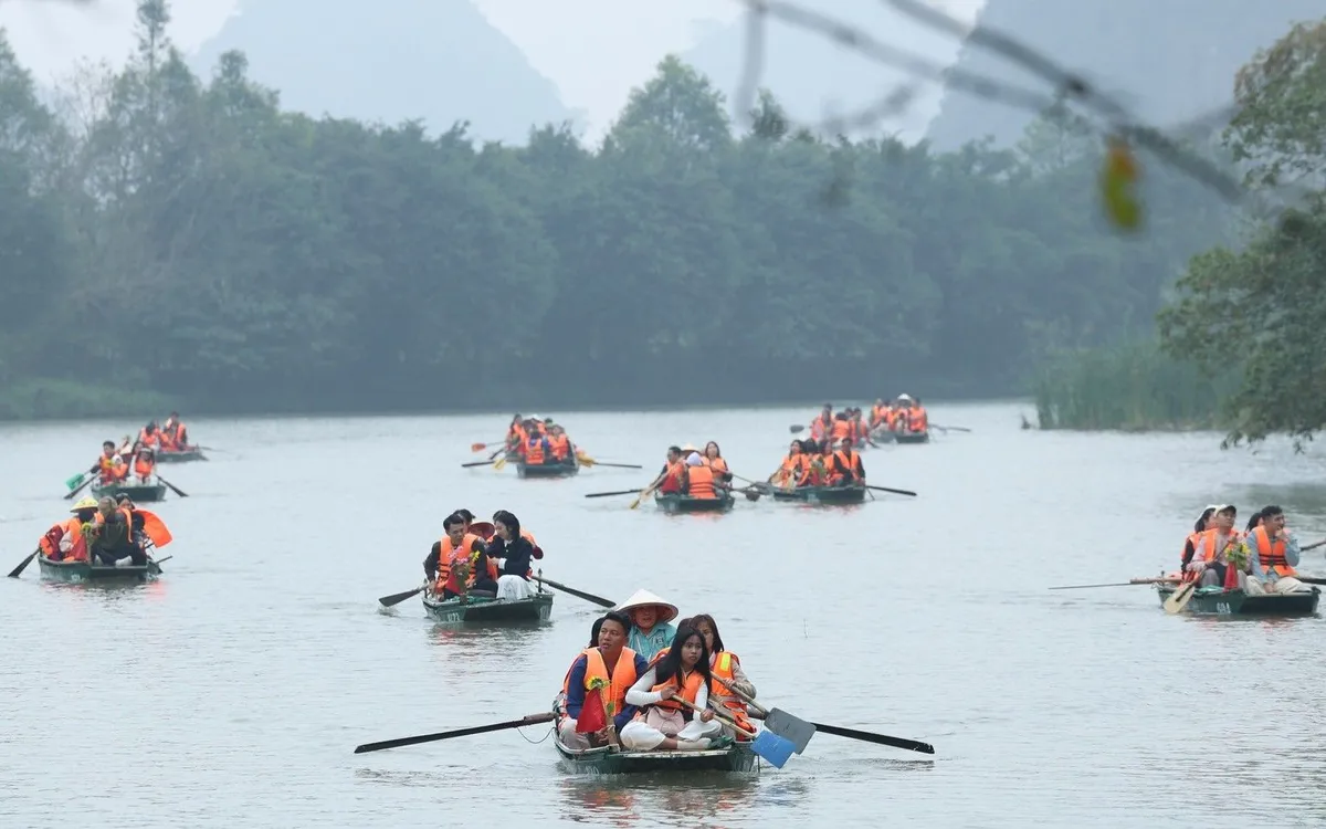 Du khách tham quan Khu du lịch sinh thái Tràng An dịp đầu xuân năm mới